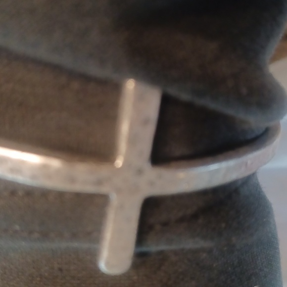 Hammered silver cuff bracelet - Picture 3 of 6